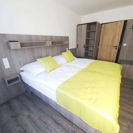 Relax Pod Javorem